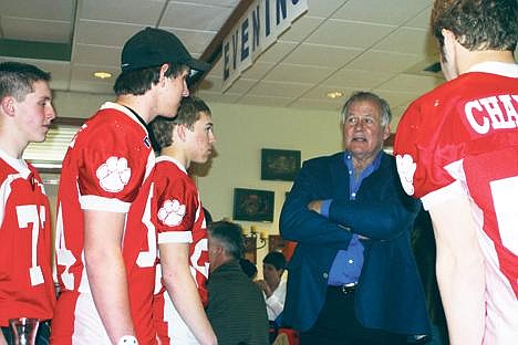 Green Bay Packer and University of Idaho Hall of Famer and former Sandpoint High School graduate Jerry Kramer swaps stories with members of the Bulldog football team Saturday night during a fundraiser at the Elks. (Photo by ERIC PLUMMER)