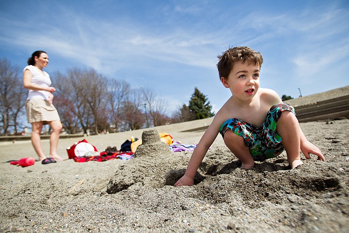 &lt;p&gt;SHAWN GUST/Press Five-year-old James Guyer, of Post Falls, digs a mote around a sand castle he built Friday while spending the afternoon at the Coeur d'Alene City Beach with his mother Amanda. Unusually warm weather prompted dozens to unload their beach gear on the shores of Lake Coeur d'Alene.&lt;/p&gt;