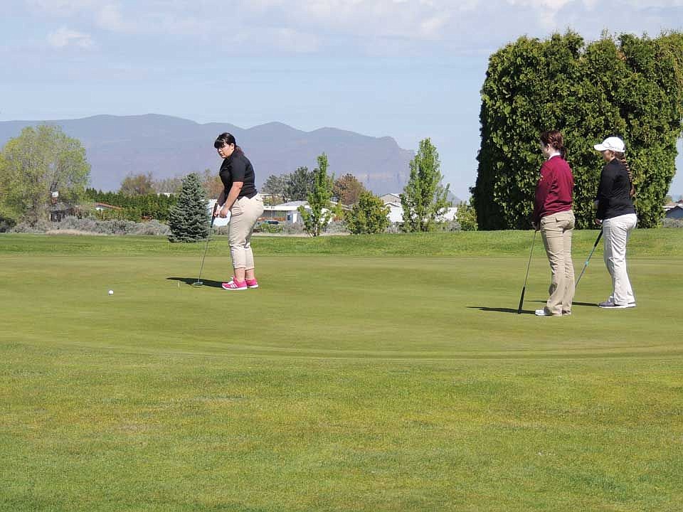 Lexi Rodriguez of Royal putts on the seventh hole.