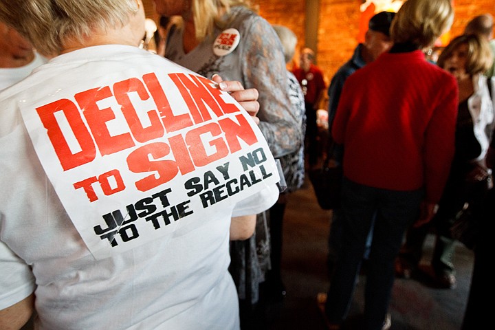 &lt;p&gt;SHAWN GUST/Press More than 100 supporters of Coeur d'Alene's city council attended a rally Wednesday displaying signs and wearing buttons and t-shirts as part of the &quot;Decline to Sign&quot; campaign.&lt;/p&gt;