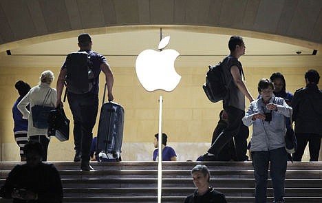 &lt;p&gt;Travelers pass the Apple store at New York's Grand Central Terminal, May 11, 2012. Apple reports quarterly financial results on Monday.&lt;/p&gt;