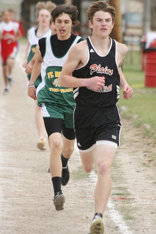 Carter Montgomery runs the two-mile at Hot Springs.