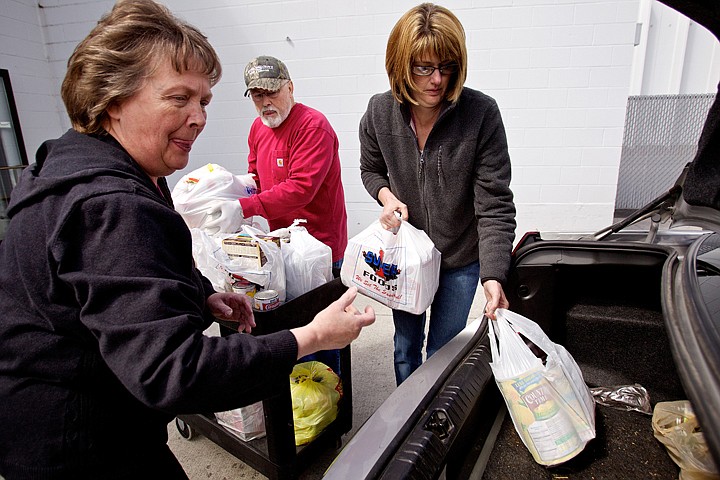 &lt;p&gt;JEROME A. POLLOS/Press Cynthia Marsh, owner of Curves in Hayden, left, Frank Brunetti and Joyce Dexter, manager of Lake City Community Church food bank, unload one of the cars Marsh and her husband drove to the food bank Tuesday to deliver 1,600 pounds of food donated by members of Marsh's fitness center. The food was donated over the month of April in order to beat last year's food drive total of 600 pounds. &quot;Our donations from our suppliers are down, so this is huge for us,&quot; Dexter said about the generous donation.&lt;/p&gt;