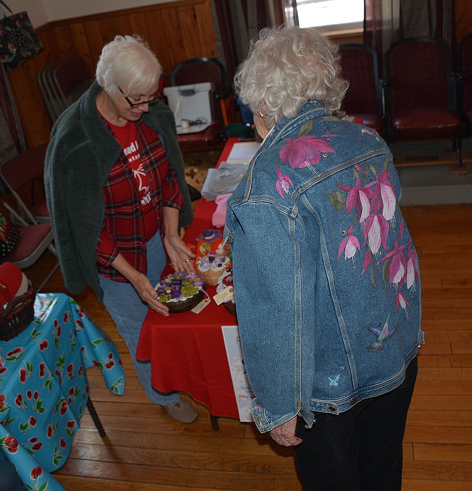 &lt;p&gt;&lt;strong&gt;Virginia Eliseo shows a customer her friend Barbara Hammons&#146; crafts.&lt;/strong&gt;&lt;/p&gt;&lt;p&gt;&lt;strong&gt;&#160;&lt;/strong&gt;&lt;/p&gt;