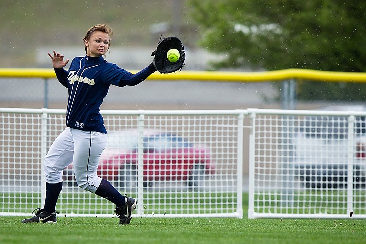 &lt;p&gt;The Tigers' Kodi Kuykendall fields a hit after a bounce in the third inning.&lt;/p&gt;