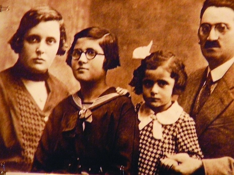 This photo shows No&eacute;mi Ban, second from left, with her family when she was 12 and her sister Erzs&eacute;bet was 4.