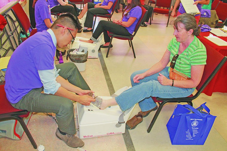 &lt;p&gt;Below: UM pharmacy major Chris Chong, left, prepares to place Una Rose&#146;s calf in a bone density machine.&lt;/p&gt;