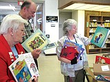 Aktion club donates books to library