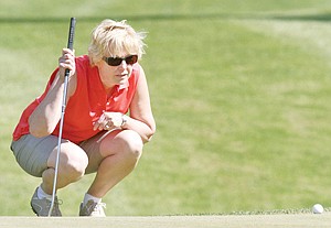 &lt;p&gt;Bobbie Lacklen studies the green on Par-3 No. 7.&lt;/p&gt;