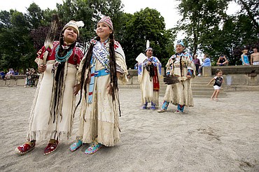 <p>From left to right, Coeur d'Alene Tribal members Dahyii Tihi, North Star Lawrence, Bobbie White and Lovina Louie wait for the "Warx" canoe to land on City Beach.</p>