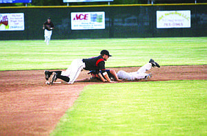 Wenatchee slides past Moses Lake in extra innings