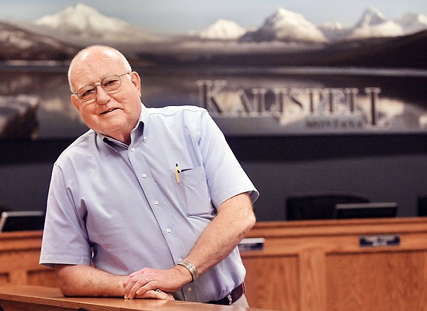 &lt;p&gt;Duane Larson stands in the Kalispell City Council Chambers on
Friday morning at City Hall. After serving 23 years, Larson has
decided not to run for re-election.&lt;/p&gt;