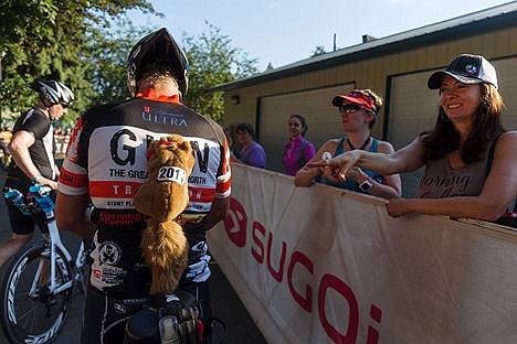 &lt;p&gt;A stuffed rodent on the back of Canadian triathlete Brent Richards grabs the attention of nearby spectators.&lt;/p&gt;