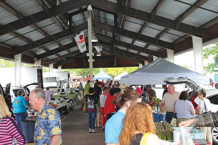 The Pasco Farmers Market teems with customers on a Saturday morning.