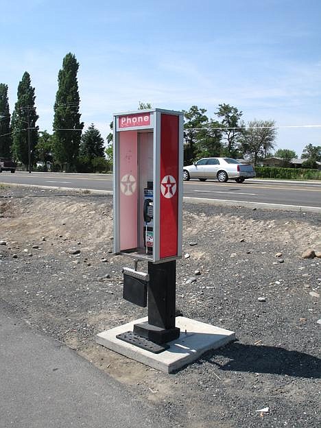 The contact number listed on a petition to remove a Port of Moses Lake official connects to this pay telephone on Patton Boulevard. Photo by Matthew Weaver/Columbia Basin Herald