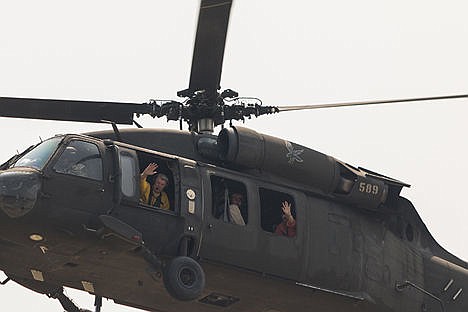 &lt;p&gt;Butch Otter, Idaho Governor, waves from a Blackhawk helicopter after leaving the Cape Horn fire on Thursday morning.&lt;/p&gt;