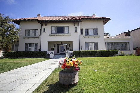 &lt;p&gt;Flowers and messages adorn a flower box outside the Spreckels Mansion in Coronado, Calif. Monday, July 18, 2011. The mansion is the site where a woman was found dead last week, she was hanging nude from a balcony with her hands and feet bound. (AP Photo/Lenny Ignelzi)&lt;/p&gt;