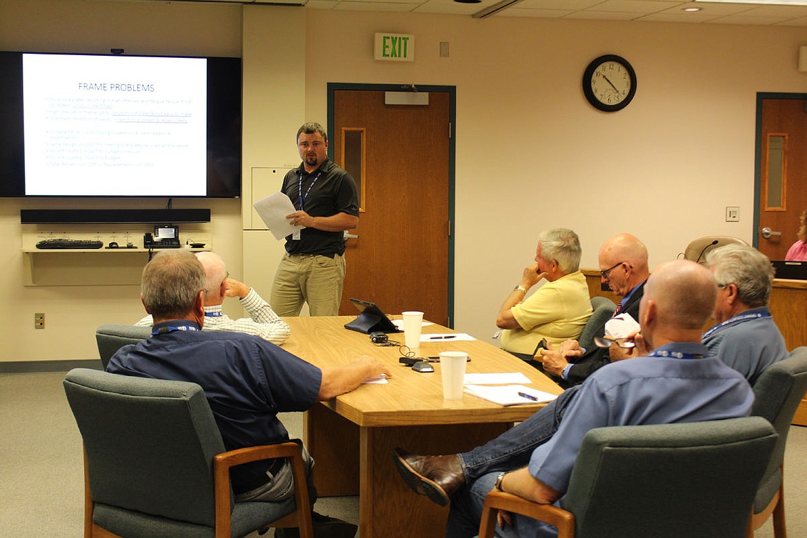 Grant County PUD commissioners get a briefing on their options for the Priest Rapids generator-turbine upgrade from engineer Jeff Niehenke.