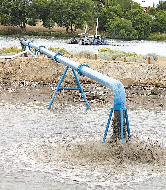 The Moses Lake Irrigation and Rehabilitation District
demonstrated Monday how the dredge draws sediment from the bottom
of Moses Lake and pumps it into a holding pond.
