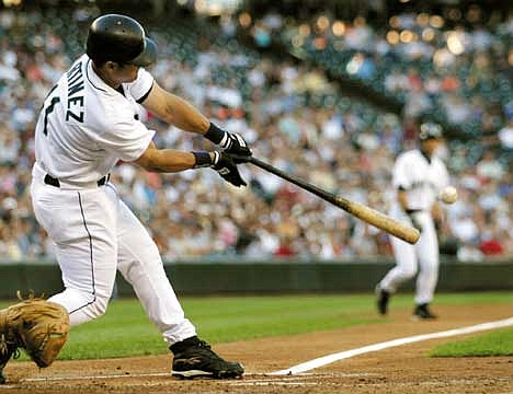 SEATTLE (AP) — Bret Boone gave the Seattle Mariners a lift again