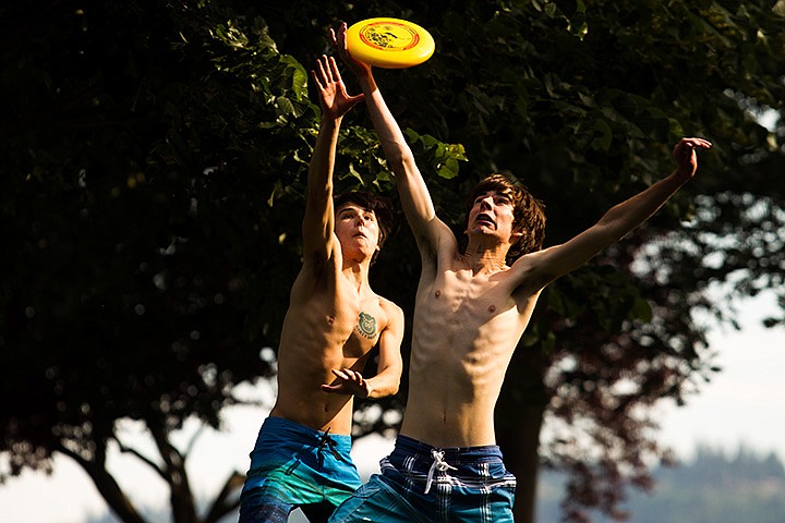 &lt;p&gt;MIKE CURRY/Press&lt;/p&gt;&lt;p&gt;Corey Tindel,left, and Justin Honbel leap into the air while battling to catch the frisbee Monday in Coeur d&#146;Alene City Park.&lt;/p&gt;