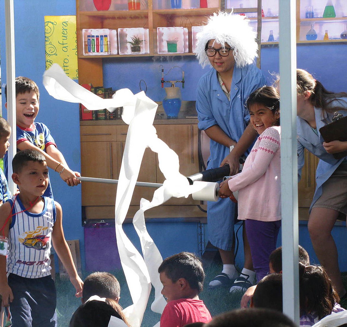 Children do scientific demonstrations.