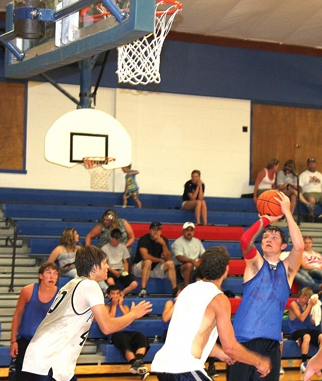 &lt;p&gt;Bobcat Aaron Lowman (right) squares to shoot as Zach Benda
(left) looks on from the baseline.&#160;&lt;/p&gt;