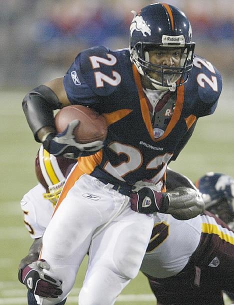 Washington Redskins Clinton Portis (R) carries the ball 3 yards as