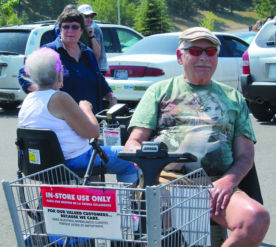 Employees, shoppers make sitting in the sun a happy break | Lake County  Leader