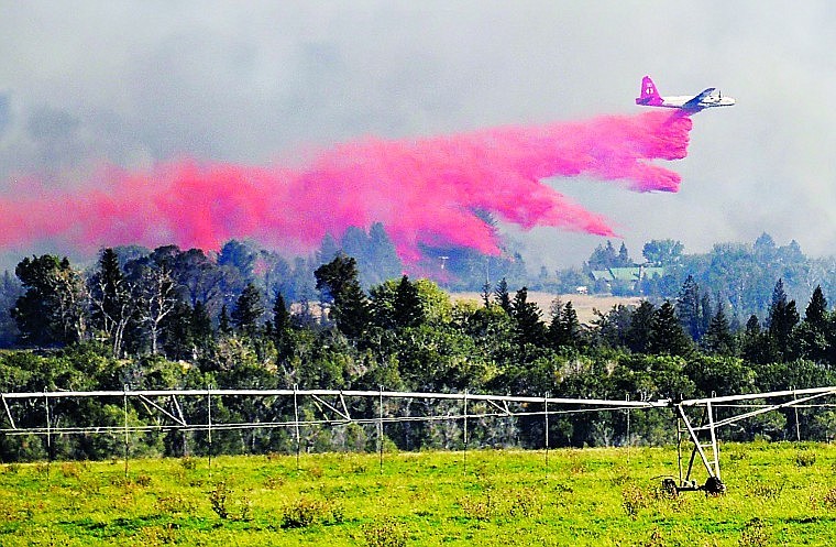 <p>An air tanker drops retardant on the Pine Creek</p>