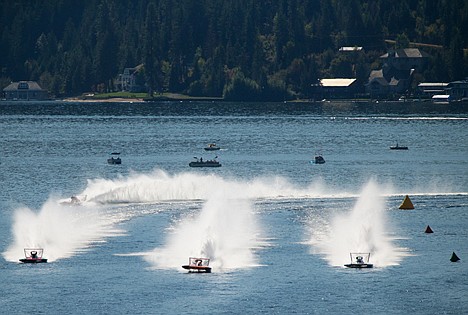 &lt;p&gt;Hydroplanes race each other on the straight-away after turn 4 in the UnlimitedNewsJournal.Net H1 Unlimited Heat 2A.&lt;/p&gt;