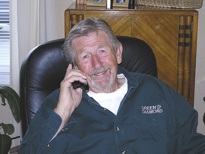 Larry Bonander of Desert Aire enjoys doing business
internationally from his home via the telephone and computer. When
he has to follow up with travel, he flies out of Pasco.