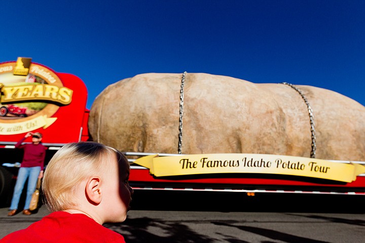 &lt;p&gt;SHAWN GUST/Press A young boy's face is shadowed by spectators who gathered at Post Falls City Hall Friday to get a glimpse of a large fabricated potato as part of the Idaho Potato Commission's 75th anniversary. The giant 12,000-pound potato, built in Weiser, Idaho, has traveled more than 12,000 miles on its Famous Idaho Potato Tour.&lt;/p&gt;