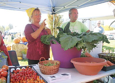 &lt;p&gt;Linda Alkire and Mark Powell selling fruits and vegetables from the Libby Community Garden. (Bethany Rolfson/The Western News)&lt;/p&gt;