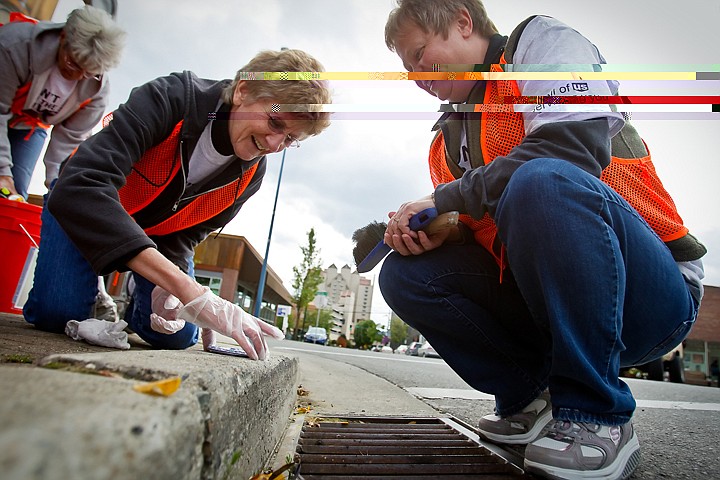 &lt;p&gt;JEROME A. POLLOS/Press Tori VanAllen, right, watches Linda Borg place a &quot;no dumping&quot; badge on the curb of Second Street and Lakeside Avenue Thursday identifying a storm drain that leads to the lake. The four-person team from US Bank placed about 80 badges near storm drains in the downtown area during the United Way &quot;Day of Caring&quot; event.&lt;/p&gt;