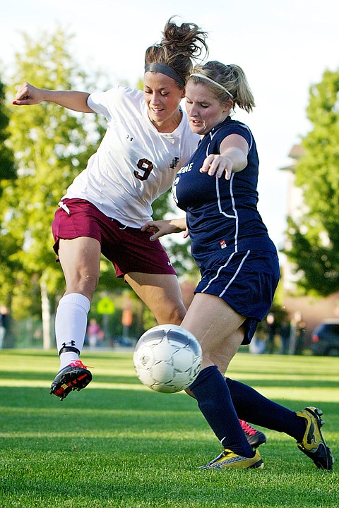 <p>JEROME A. POLLOS/Press North Idaho College's Demi Wignot fights to get position on Rylie Hill from Community Colleges of Spokane.</p>