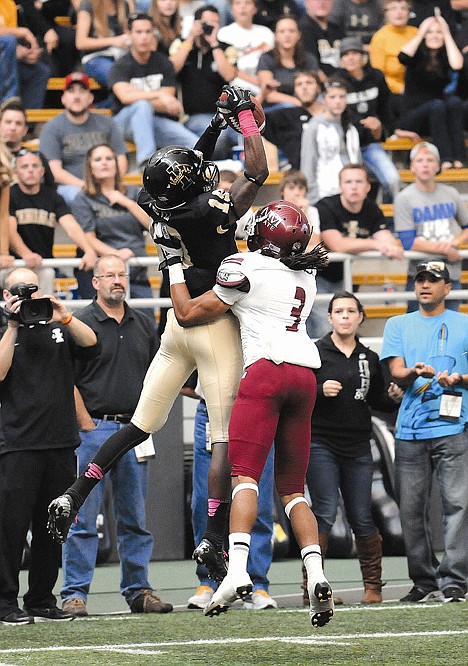 &lt;p&gt;Idaho's Jahrie Level make a leaping catch over New Mexico State's Camerin Fuller for the touchdown, giving the Vandals a 17-3 lead over the Aggies.&lt;/p&gt;