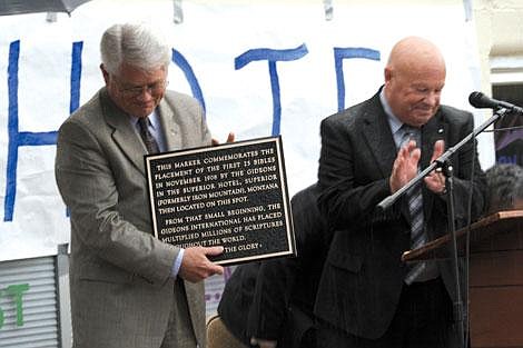 Nick Ianniello/Mineral Independent John Nicholson takes a plaque from Jack Hayes at a ceremony with the Gideons.