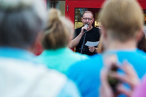 &lt;p&gt;Ron Vieselmeyer, an opponent to same-sex marriage, speaks at a rally that drew a crowd of about 80 .&lt;/p&gt;