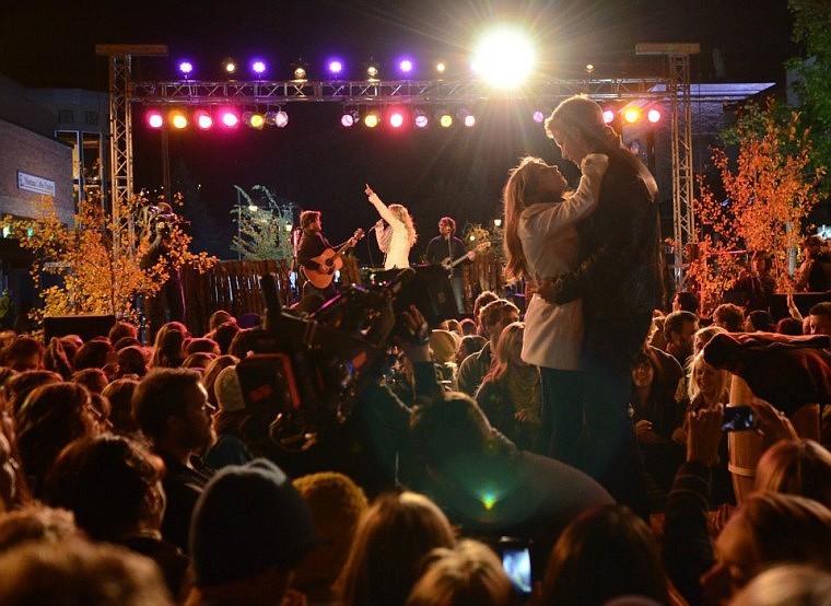 &lt;p class=&quot;p1&quot;&gt;&#147;Bachelor&#148; Sean Lowe delivers a kiss to his date Lindsay Yenter after they arrived for country music singer Sarah Darling&#146;s concert on Central Avenue in Whitefish Wednesday night. Lowe is the star of the 17th season of &#147;The Bachelor,&#148; which will air on ABC starting in January. The show matches Lowe with 24 eligible women, one of whom might end up engaged to him by the end of the season. Yenter and Lowe were definitely enjoying themselves Wednesday as part of a two-day visit to Whitefish by Lowe and the remaining contestants. On the agenda were dinners at several local restaurants and a trip to Glacier National Park. Yenter was holding a rose when she arrived at the concert, which means she was assured of at least one more week on the show.&lt;/p&gt;