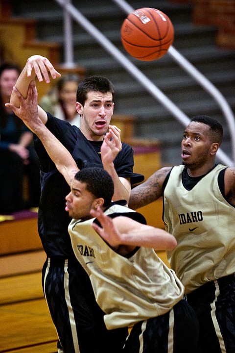 <p>JEROME A. POLLOS/Press Kyle Barone passes to a teammate over Xavier Bazile, left, and Dazmond Starke during the first half.</p>