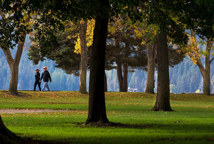 &lt;p&gt;A couple strolls though City Park underneath fall-colored foliage on Monday, Oct. 10, 2016. The weather is forecasted to remain crisp and dry until Wednesday, while Thursday brings rain throughout the rest of the week.&lt;/p&gt;