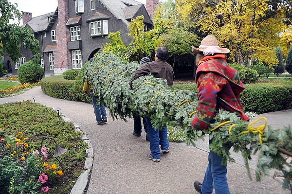 &lt;p&gt;Museum staff and the crew from Snow Line Tree Company carry the
18 foot Grand Fir tree into the Conrad Mansion on Friday morning in
Kalispell.&lt;/p&gt;