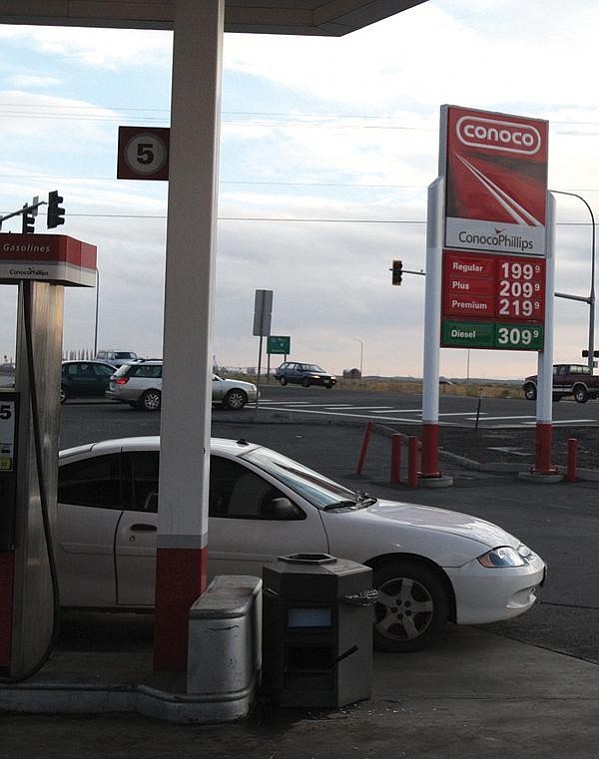 Bill Stevenson/Columbia Basin HeraldGas prices dropped below $2 Saturday at gas stations at the intersection of south Pioneer Way and Kittleson Road northeast in Moses Lake. The Chevron offered regular gas at $1.89 per gallon for preparying cash customers. The new prices are about $2.37 less than average retail gas prices for Washington state in July 2008, according to the federal Energy Information Administration. On Sunday, some Moses Lake stations offered gas 13 cents less than Costco and ARCO stations in Seattle, according to SeattleGasPrices.com.