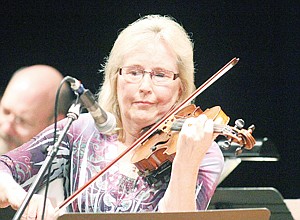 &lt;p&gt;Linda Kuntz performed on the violin.&lt;/p&gt;
