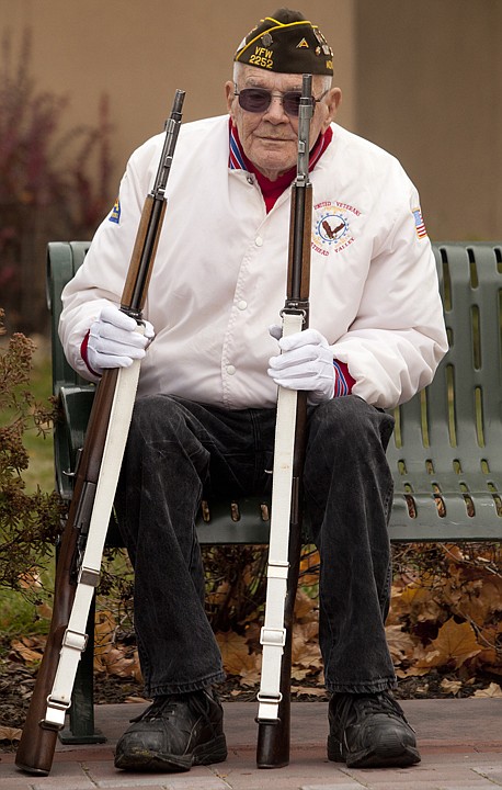 &lt;p&gt;Henry Fettler, an Army veteran, holds a pair of rifles while
waiting for the Veterans Day ceremony to start.&lt;/p&gt;