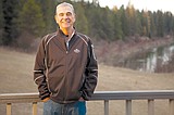 Legendary golf coach steps down