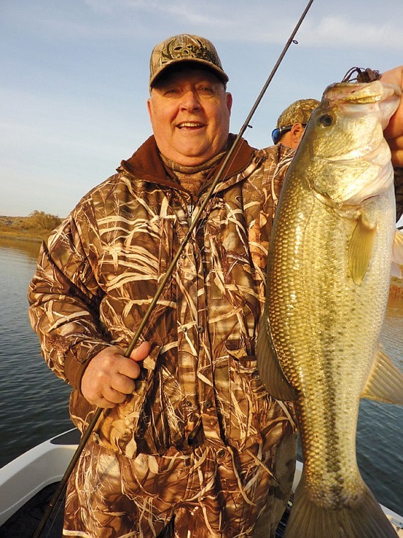 Fall Bass Fishing on Potholes Reservoir can be surprisingly
good. Here Dr. Ernie Dorrow from Othello shows a nice
largemouth.