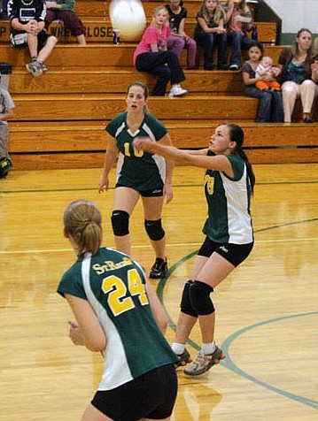 Lisa Stevens and Jocelyn Dockter watch on as Arianna Jones passes the ball up during the game.