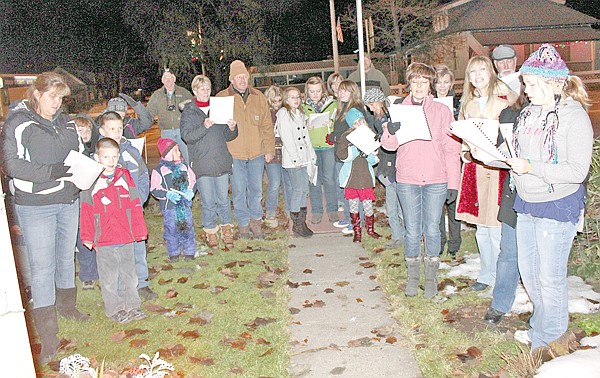 &lt;p&gt;Several people in Troy went caroling after the
tree-lighting.&lt;/p&gt;